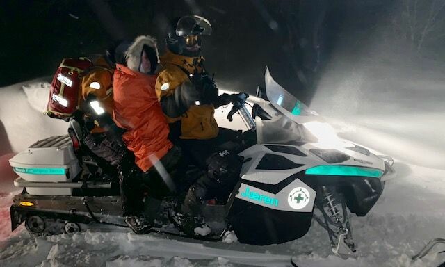 Henning og Marte satt snøfast i fem timer. Ble evakuert med snøscooter